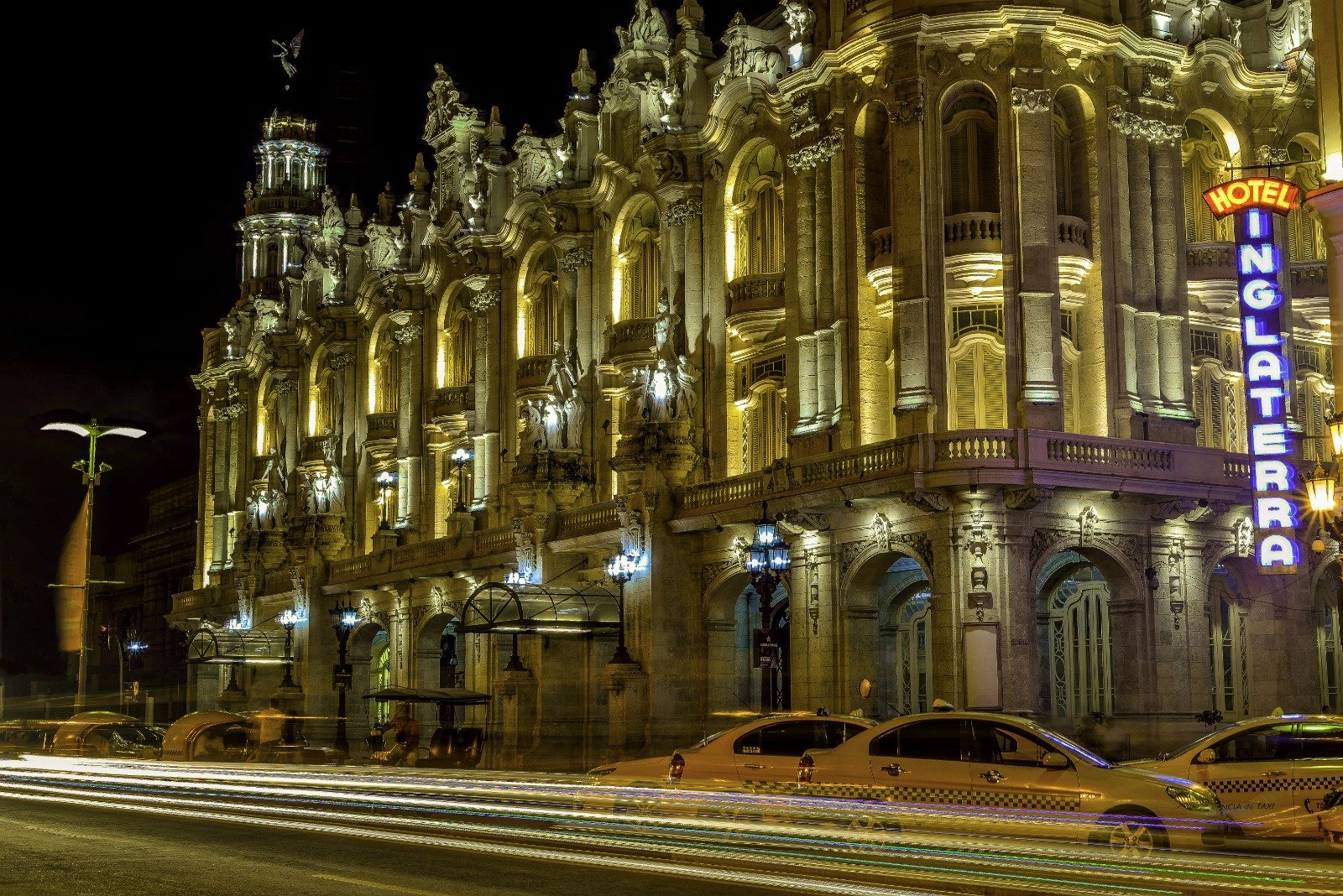 El Gran Teatro de La Habana iluminado de noche